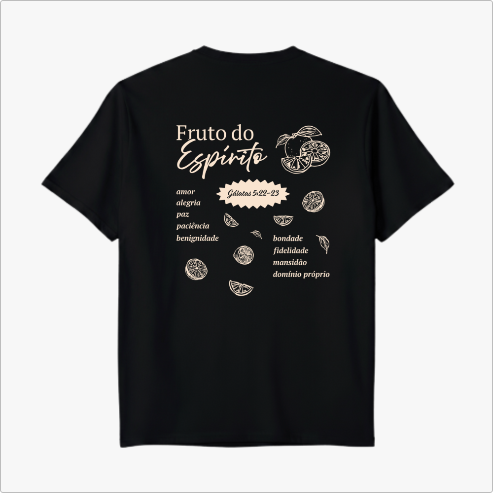 Camiseta com estampa frontal de limão desenhado em traços finos, e estampa traseira de citação "Fruto do Espírito" com limões e elementos escritos.