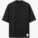 Camiseta com estampa frontal de logotipo minimalista e estampa traseira de retrato artístico de criança combinando elementos geométricos e orgânicos.