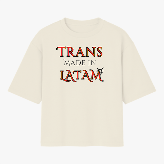Camiseta com estampa frontal de palavras "TRANS MADE IN LATAM" em estilo icônico, enriquecida por um detalhe gráfico de morcego elegante.