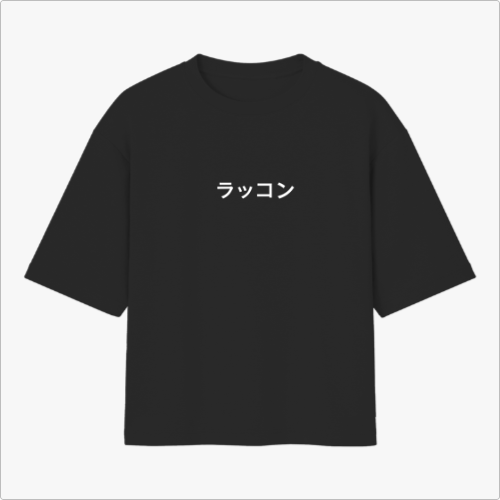 Camiseta com estampa frontal de caracteres japoneses estilizados, proporcionando um visual minimalista e moderno.