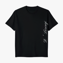 Camiseta com estampa frontal de "D' Lorenzi" em tipografia elegante e estampa traseira de barco cercado por limão, coquetel, coroa de louros e "VORCARO CLUB".