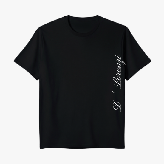 Camiseta com estampa frontal de "D' Lorenzi" em tipografia elegante e estampa traseira de barco cercado por limão, coquetel, coroa de louros e "VORCARO CLUB".