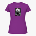 [Camiseta] com estampa frontal de símbolo geométrico com letra estilizada e estampa traseira de rosto icônico pixelado, acompanhado de texto discreto.