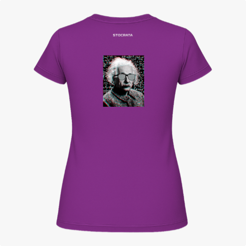 [Camiseta] com estampa frontal de símbolo geométrico com letra estilizada e estampa traseira de rosto icônico pixelado, acompanhado de texto discreto.