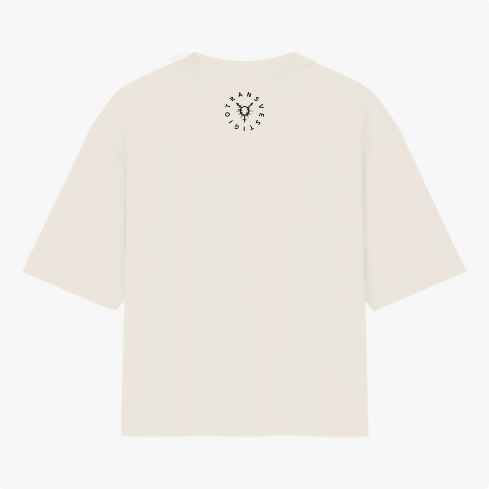 Camiseta com estampa frontal de texto "NÃO ME CONFUNDA COM UM HOMEM CIS" e estampa traseira de símbolo centralizado com texto circular "TRANSVESTICIO".