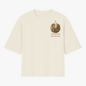 Camiseta com estampa frontal de dragão em círculo com texto "LONG E FENG (DRU) FORÇA E HARMONIA PERFEITA" e estampa traseira de fênix similar e texto correspondente.
