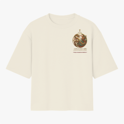 Camiseta com estampa frontal de dragão em círculo com texto "LONG E FENG (DRU) FORÇA E HARMONIA PERFEITA" e estampa traseira de fênix similar e texto correspondente.