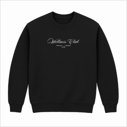 Moletom com estampa frontal de "Wellness Club" em estilo cursivo e detalhes de texto menores abaixo.