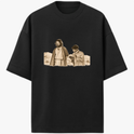 Camiseta com estampa frontal de duas figuras históricas em trajes antigos, uma olhando para frente e outra lendo um livro, em um cenário desértico.