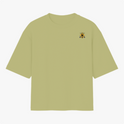 Camiseta com estampa frontal de um pequeno símbolo de leão com coroa e estampa traseira de asas estilizadas com a palavra "Blessed" e auréola acima.