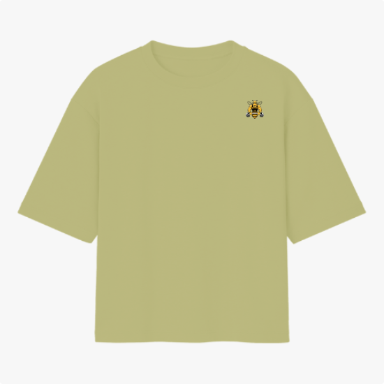 Camiseta com estampa frontal de um pequeno símbolo de leão com coroa e estampa traseira de asas estilizadas com a palavra "Blessed" e auréola acima.
