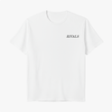 Camiseta com estampa frontal da palavra "RIVALS" e estampa traseira de carros de corrida ao fundo com texto "NO SAFETY. NO MERCY." e "RIVALS" sobreposto.