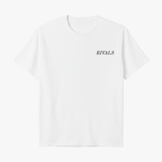 Camiseta com estampa frontal da palavra "RIVALS" e estampa traseira de carros de corrida ao fundo com texto "NO SAFETY. NO MERCY." e "RIVALS" sobreposto.