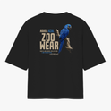 Camiseta com estampa frontal de arara azul acompanhada de um pequeno texto curvado e estampa traseira de arara azul sobre galho com texto em destaque.