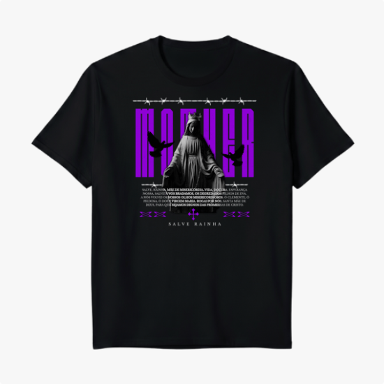 Camiseta com estampa frontal de figura religiosa centralizada, pássaros em voo, arame farpado acima, texto "MOTHER" em destaque e "SALVE RAINHA" abaixo.
