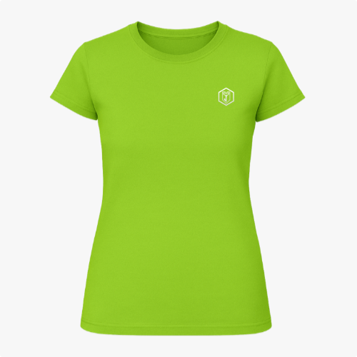 [Camiseta] com estampa frontal de símbolo geométrico com letra estilizada e estampa traseira de rosto icônico pixelado, acompanhado de texto discreto.