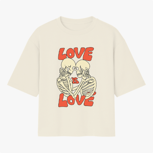 Camiseta com estampa frontal de dois esqueletos encarando-se carinhosamente, cercados pela frase "LOVE IS LOVE" em letras estilizadas e destacadas.