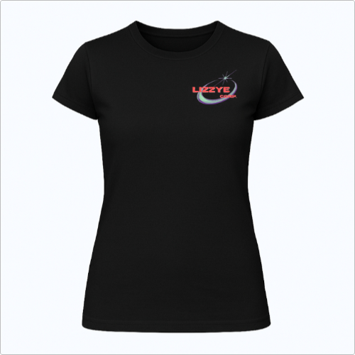 Camiseta com estampa frontal de logo estilizado com elemento circular e detalhes pontiagudos e estampa traseira de esfera central e orbitais entrelaçados.