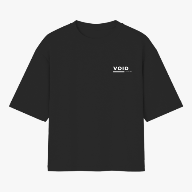 Camiseta com estampa frontal de texto "VOID" em letras maiúsculas seguido por uma linha horizontal, com uma inscrição menor logo abaixo do lado direito.