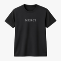 Camiseta com estampa frontal da palavra "MERCI" em letras maiúsculas, com um design simples e sofisticado que destaca a mensagem no centro.