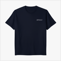 Camiseta com estampa frontal de "RIVALS" em letras discretas e estampa traseira com imagem de dois pilotos se cumprimentando, sobreposta por "RIVALS" repetido.