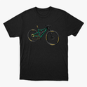 Camiseta com estampa frontal de bicicleta detalhada com componentes realistas, destacando quadro robusto e rodas com inscrições estilizadas nos pneus.