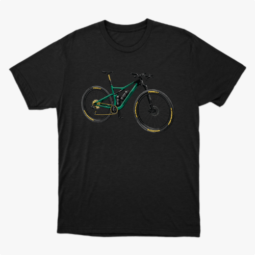 Camiseta com estampa frontal de bicicleta detalhada com componentes realistas, destacando quadro robusto e rodas com inscrições estilizadas nos pneus.