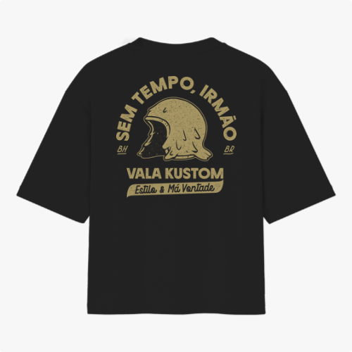 Camiseta com estampa frontal de capacete vintage com texto acima e estampa traseira de capacete maior cercado por vários textos e elementos decorativos.