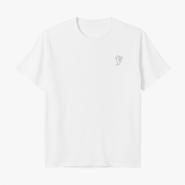 Camiseta com estampa frontal de logotipo estilizado pequeno posicionado no lado esquerdo do peito, apresentando design linear moderno e geométrico.