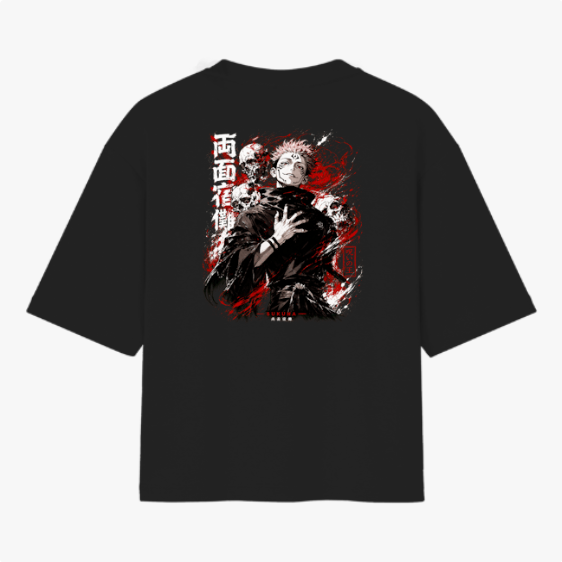 Camiseta com estampa frontal de texto estilizado com caracteres e estampa traseira de personagem em pose dramática com caveiras ao redor.