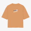Camiseta com estampa frontal de carro estilizado e texto "MADARA" e estampa traseira de personagem de armadura vermelha com texto em caracteres japoneses.