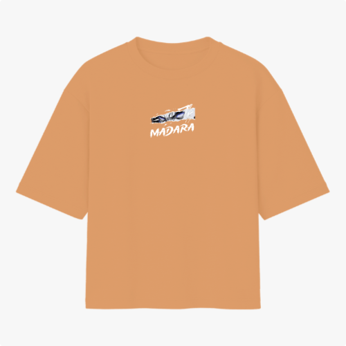 Camiseta com estampa frontal de carro estilizado e texto "MADARA" e estampa traseira de personagem de armadura vermelha com texto em caracteres japoneses.