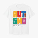 Camiseta com estampa frontal de texto estilizado "AUTISMO" colorido seguido de "Acal.mar.si" e frase pequena, e estampa traseira de "Acalmarsi".