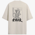Camiseta com estampa frontal de símbolo oriental e dragão minimalista e estampa traseira de dragão ornamentado com detalhes tribais e texto vertical.