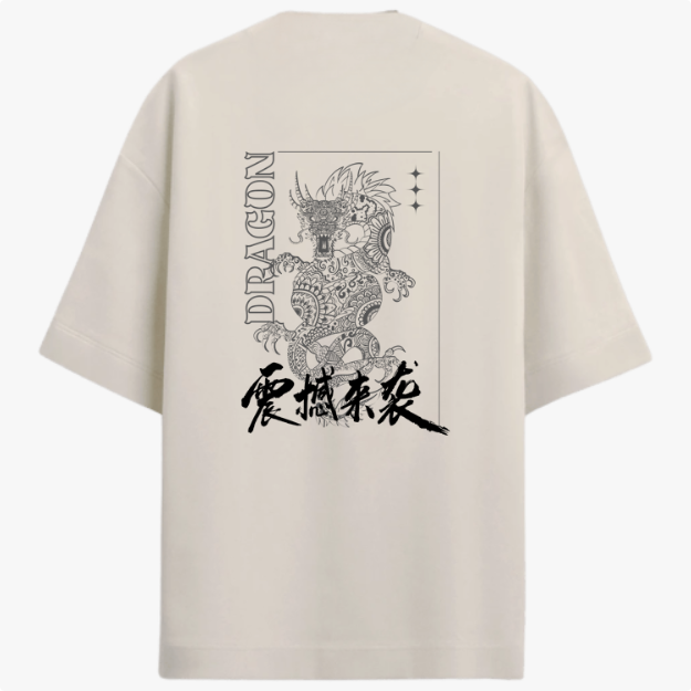 Camiseta com estampa frontal de símbolo oriental e dragão minimalista e estampa traseira de dragão ornamentado com detalhes tribais e texto vertical.