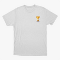Camiseta com estampa frontal de pequeno troféu dourado e estampa traseira de grande troféu dourado sobre frase "Quem vencer herdará todas essas coisas Apocalipse 21:7".