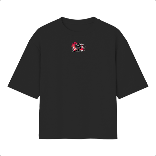 Camiseta com estampa frontal de um pequeno personagem em meio a linhas dinâmicas e estampa traseira de um guerreiro em pose heroica com o texto "The Prince".