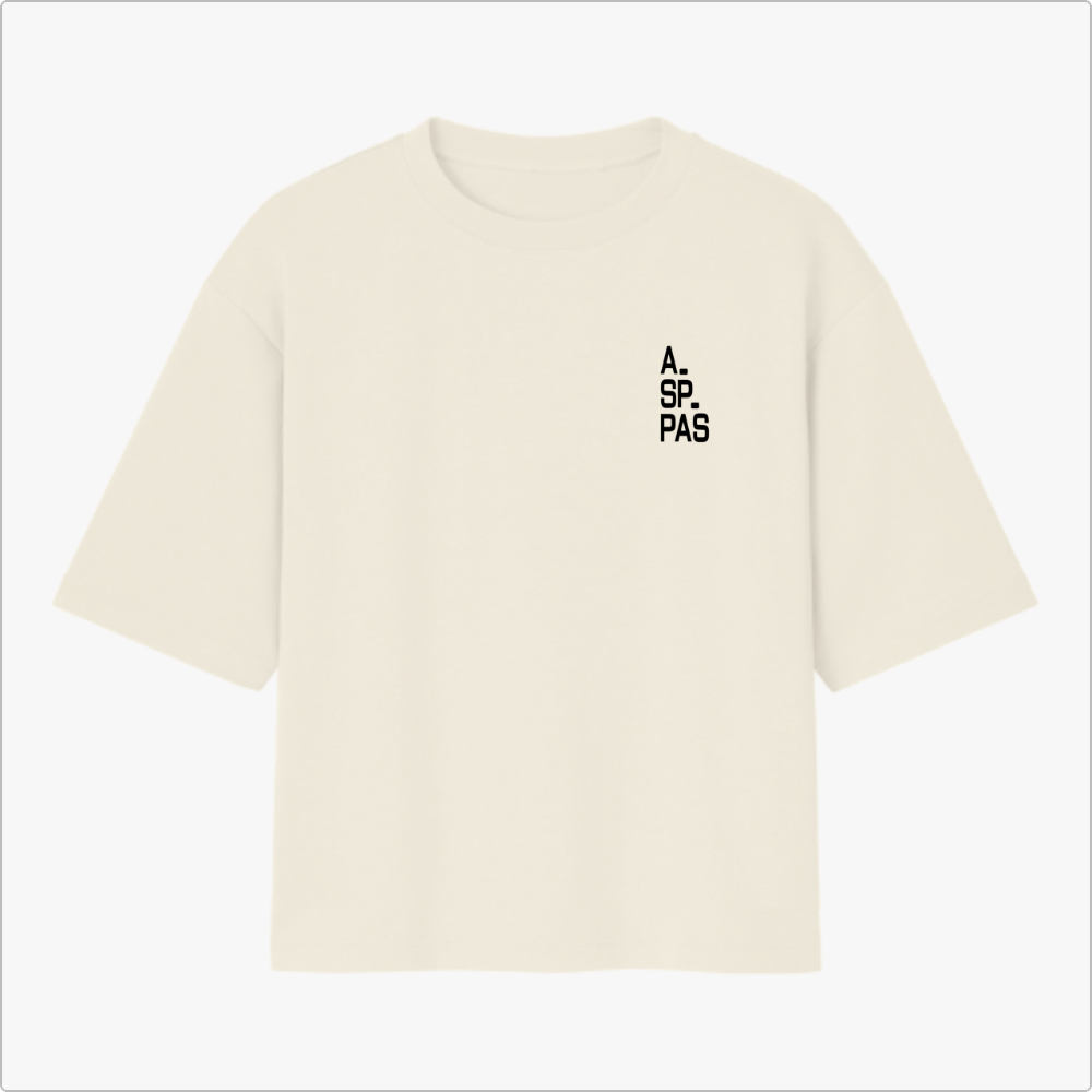 Camiseta com estampa frontal de texto vertical "A.SP.PAS" e estampa traseira de mapa em linhas com "1554" ao centro e "São Paulo" abaixo.