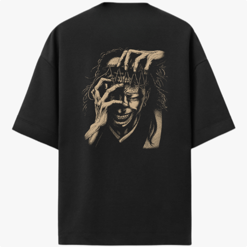 Camiseta com estampa frontal de um rosto estilizado parcialmente coberto por uma mão, e estampa traseira de figura sinistra manipulando espinhos na própria cabeça.