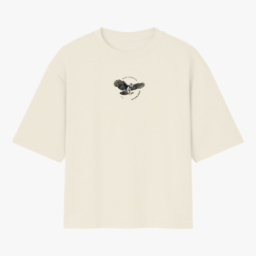 Camiseta com estampa frontal de águia detalhada, cercada por texto em círculo; e estampa traseira semelhante com águia maior, texto "Zoowear" e descrição adicional.
