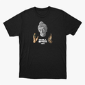 Camiseta com estampa frontal de uma cabeça de estátua, uma mão segurando um objeto verde e outra mão em um gesto, com texto centralizado abaixo.