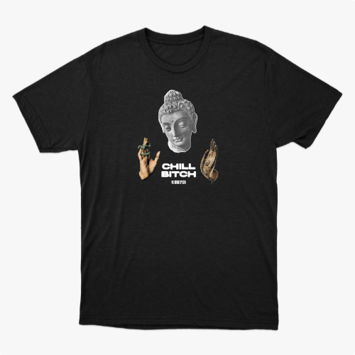 Camiseta com estampa frontal de uma cabeça de estátua, uma mão segurando um objeto verde e outra mão em um gesto, com texto centralizado abaixo.
