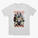 Camiseta com estampa frontal de cinco personagens de anime em pose determinada, com inscrição japonesa em destaque acima e abaixo das figuras.