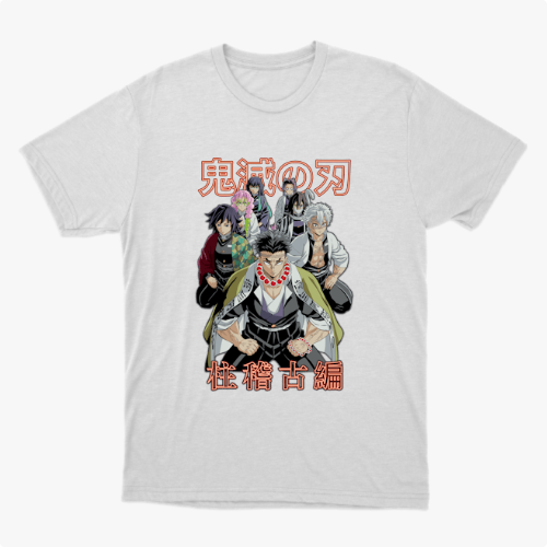 Camiseta com estampa frontal de cinco personagens de anime em pose determinada, com inscrição japonesa em destaque acima e abaixo das figuras.