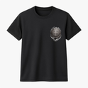 Camiseta com estampa frontal de símbolo circular ornamentado com detalhes intrincados e estampa traseira de texto sobreposto por símbolo em cima.