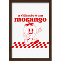 Quadro com estampa frontal de ilustração estilo cartoon de morango sorridente, junto à frase "a vida não é um morango" sobre um fundo com padrão quadriculado.