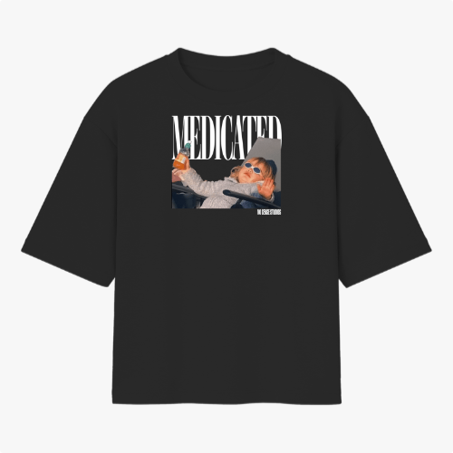 Camiseta com estampa frontal de um boneco usando óculos, deitado com expressão relaxada, segurando uma garrafa e fundo com a palavra "MEDICATED".