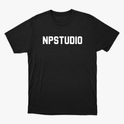 Camiseta com estampa frontal de texto estilizado "NPSTUDIO" em fonte sólida e de destaque centralizada, sem elementos adicionais visíveis.