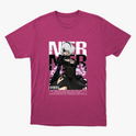 Camiseta com estampa frontal de personagem com cabelo prateado, vestindo traje estilizado, entre flores roxas, acompanhada de letras grandes e código de barras.