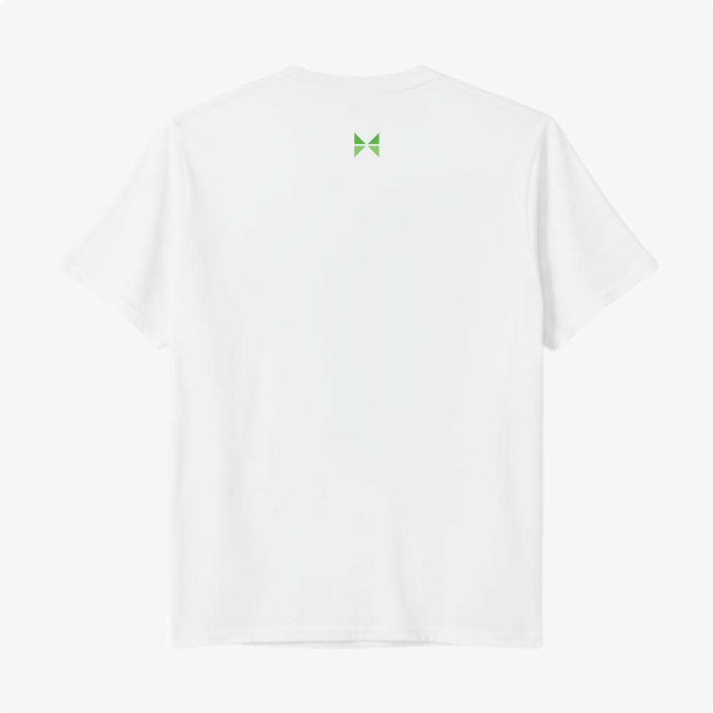 Camiseta com estampa frontal de palavra em fonte geométrica e estampa traseira de símbolo geométrico centralizado próximo à gola.